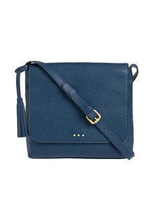 Sac bandoulière en cuir bleu marine avec sangle réglable, boucle dorée, trois petits clous dorés et détail pompon sur le rabat latéral.