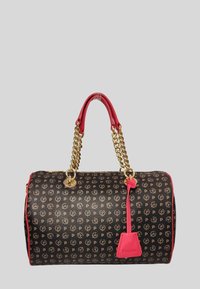 Borsa rotonda in materiale sintetico nero con hardware dorato. Presenta dettagli rossi, manici a catena e un motivo con logo ripetuto.