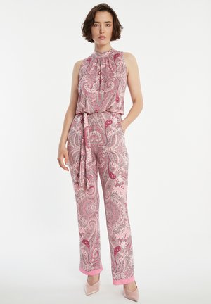 Rosa Paisleymuster-Jumpsuit mit ärmellosem Oberteil, gerafftem Ausschnitt, tailliertem Bund und weitem Bein, akzentuiert durch einen einfarbigen rosa Saum an den Bündchen.