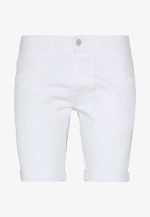 Short en denim blanc avec revers roulés, fermeture à boutons devant et passants de ceinture, présenté sur un fond blanc uni.