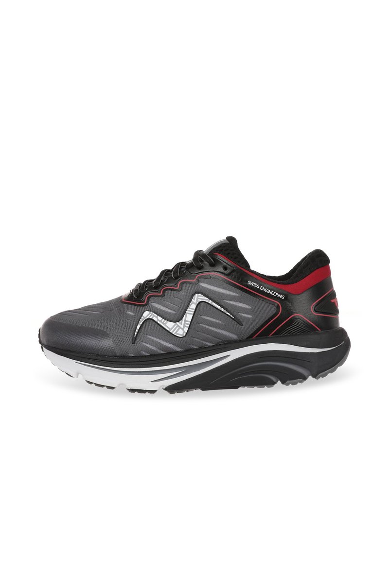 Scarpe da ginnastica nere e grigie con una tomaia texturizzata, evidenti accenti bianchi e una suola resistente con una forma curvilinea.