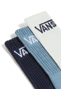 Tres pares de calcetines acanalados: azul marino, azul claro y blanco, cada uno con un logo en contraste en azul oscuro o negro.