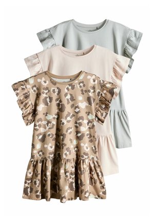 Tre kortærmede kjoler med flæseærmer og flæsekant, i leopardprint, lyse beige og lysegrå farver.