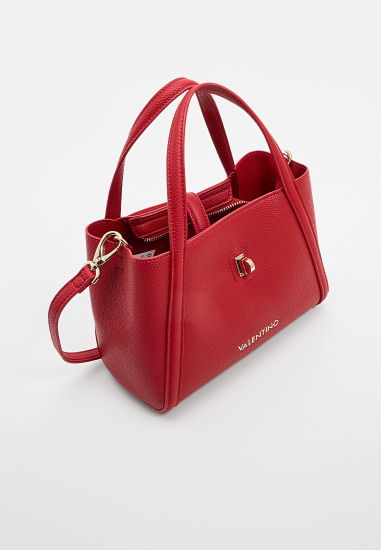 Sac à main en cuir rouge avec une finition texturée, double anses supérieures, une bandoulière amovible et des accents dorés arborant le logo Valentino.