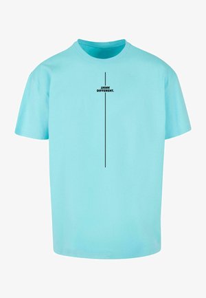 Hellblaues Baumwoll-T-Shirt mit rundem Ausschnitt, kurzen Ärmeln und einem schwarzen Grafikdruck, der in der Mitte "DENKE ANDERS." liest.