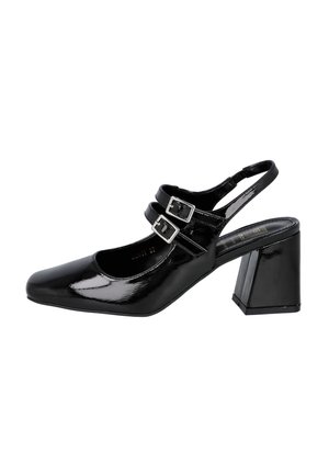 Zapato slingback de charol negro con tacón ancho, punta cuadrada y dos correas ajustables con hebilla sobre el empeine.