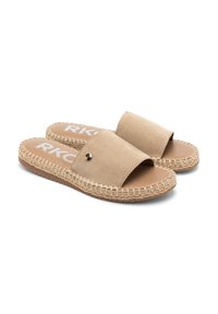 Sandales à talon plat en daim beige avec une large lanière et une petite clou en métal. Détails en jute tressé autour de la semelle. Design décontracté.