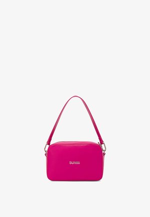 Borsa a tracolla rettangolare di colore rosa acceso con una singola tracolla e il logo argentato "SUN68" sulla parte anteriore, su sfondo bianco.