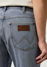 Wrangler FRONTIER - Vaqueros rectos - light ice