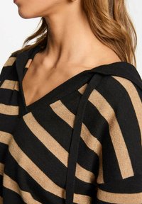 Maglione nero lavorato a maglia con strisce orizzontali dorate metallizzate, scollo a V e cappuccio. La trama appare morbida e liscia.