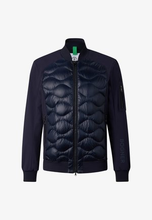 Marineblå quiltet bomberjakke med lynlåslukning foran, elastiske manchetter, sidelommer og lomme på ærmet, med teksten "BOGNER" på venstre ærme.