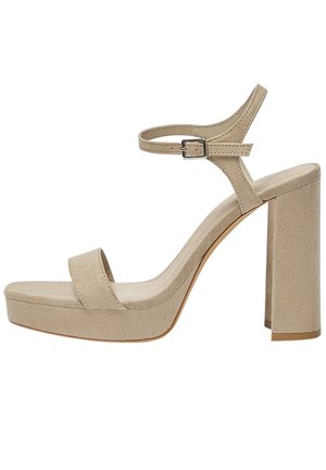 Beige ruskind platform-højhælet sandal med ankelrem og sølvspænde, chunky blokhæl, åben tå-design.