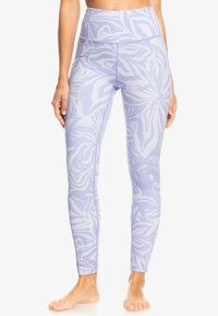 Högmidjade leggings i ljus lavendel med ett blommönster, tillverkade av stretchigt tyg med en mjuk textur och platta sömmar.