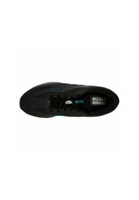 Scarpa da corsa nera con tomaia in rete, dettagli blu e suola testurizzata; presenta lacci e soletta con marchio "Mizuno Running."
