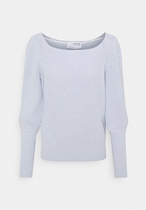 Suéter tejido de color azul claro con cuello ancho, mangas largas y puños acanalados. Presenta un patrón texturizado y un dobladillo ajustado para un aspecto estructurado.