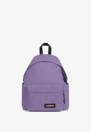 Fioletowy plecak Eastpak wykonany z trwałej tkaniny, z główną komorą, przednią kieszenią na zamek oraz czarnymi paskami. Prosty, nieskomplikowany design.