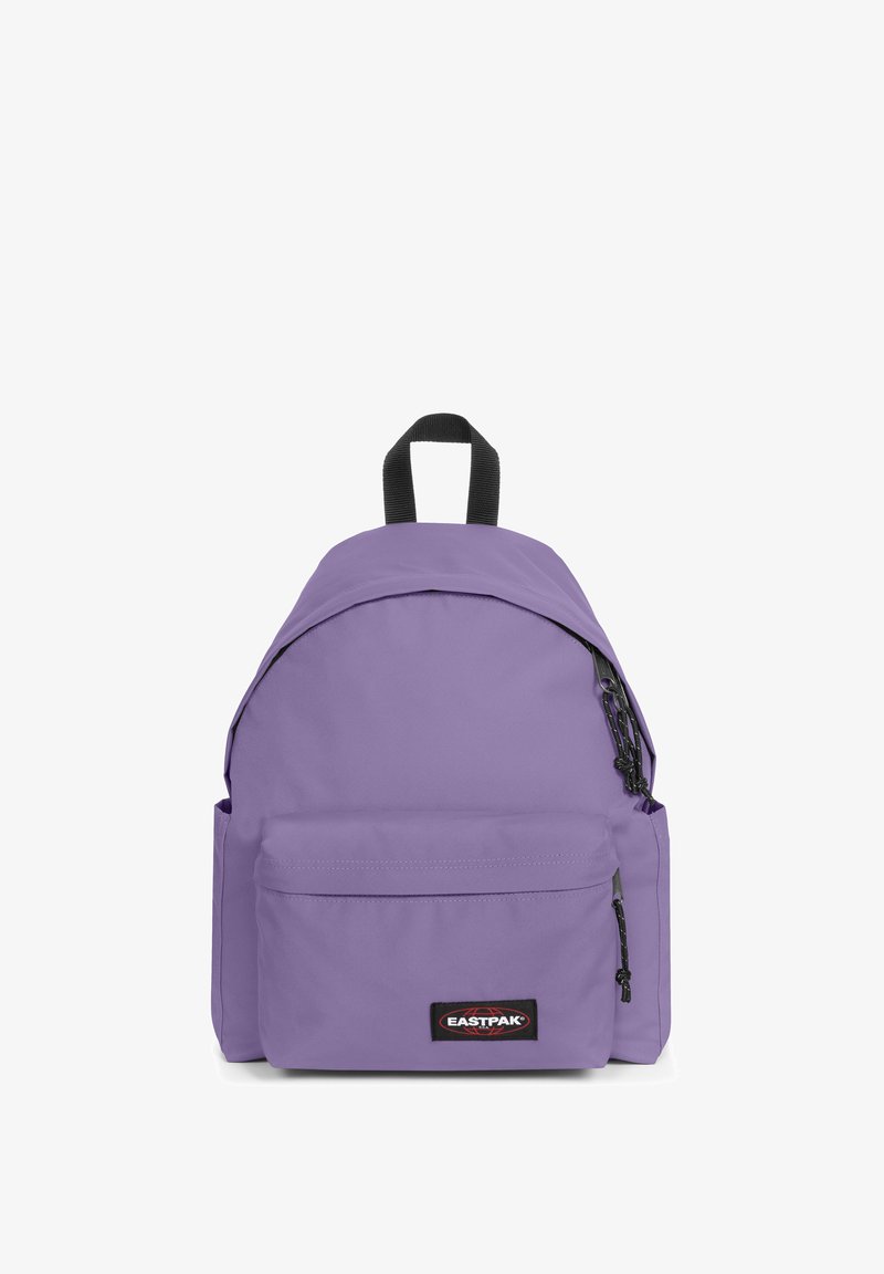 Sac à dos Eastpak violet en tissu résistant, avec un compartiment principal, une poche avant zippée et des bretelles noires. Design simple et épuré.