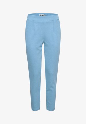 Jasnoniebieskie spodnie wykonane z miękkiej tkaniny, charakteryzujące się gładką fakturą, dopasowanym krojem oraz dwoma plisami z przodu dla dodatkowego akcentu.