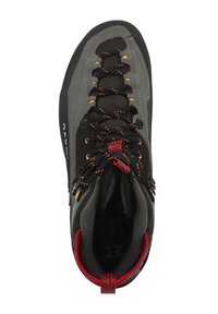 Zapatilla de senderismo gris con malla negra y suela de goma. Presenta detalles en rojo y naranja, un cuello acolchado y cordones oscuros a través de ojales de metal.