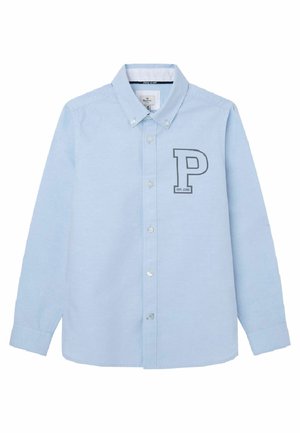 Camicia blu chiaro con bottoni realizzata in cotone; presenta un colletto, maniche lunghe e un logo "P" sul petto sinistro in grigio scuro.