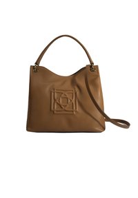 Bruine leren tote bag met een zachte textuur; heeft een diepgedrukt geometrisch design aan de voorkant en dubbele draagriemen.