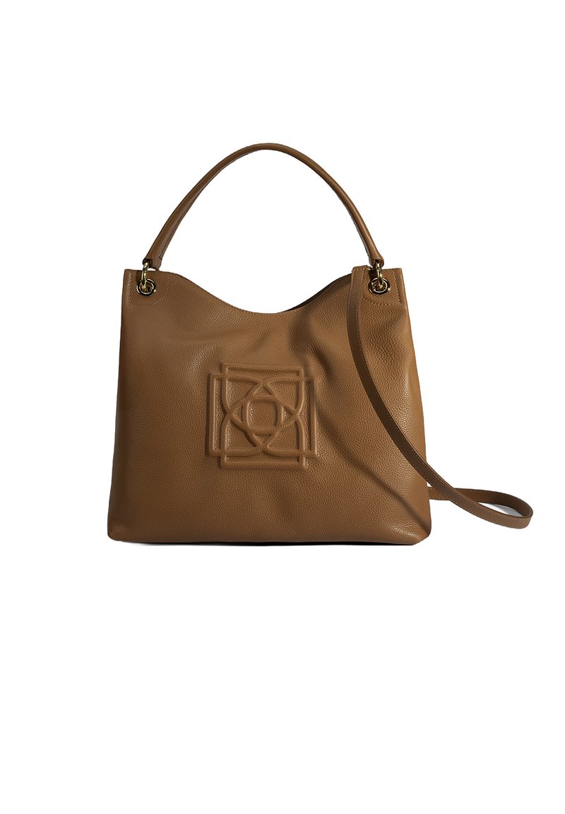 Bruine leren tote bag met een zachte textuur; heeft een diepgedrukt geometrisch design aan de voorkant en dubbele draagriemen.