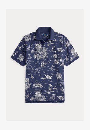 Marineblå poloskjorte med hvitt tropisk mønster, som viser seilbåter, palmer og øyscener. Krage og korte ermer.