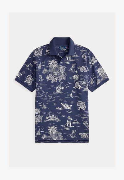Marineblå poloskjorte med hvitt tropisk mønster, som viser seilbåter, palmer og øyscener. Krage og korte ermer.