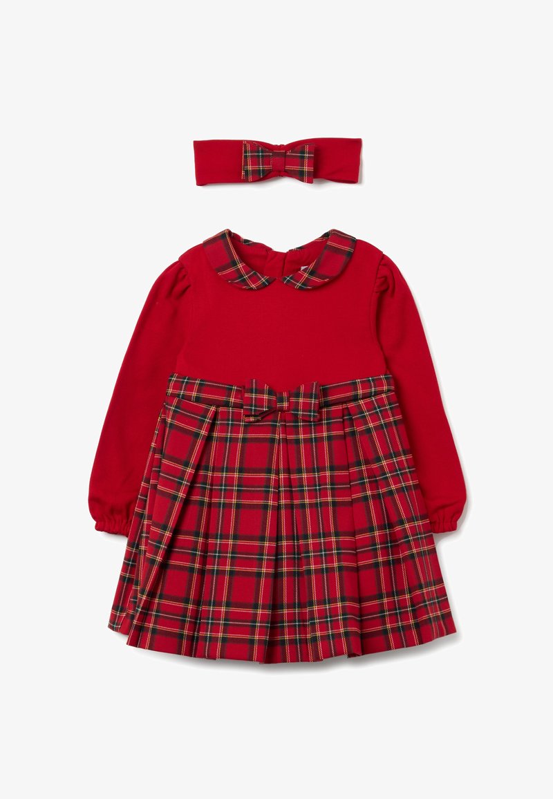 Rotes langärmliges Kleid mit kariertem, plissiertem Rock und rundem Kragen; passendes rotes Haarband mit kariertem Schleifendetail in der Mitte.