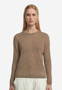 Maglione a maglia marrone chiaro con un motivo a diamante testurizzato, scollo rotondo e maniche lunghe. Materiale leggero e polsini a coste.