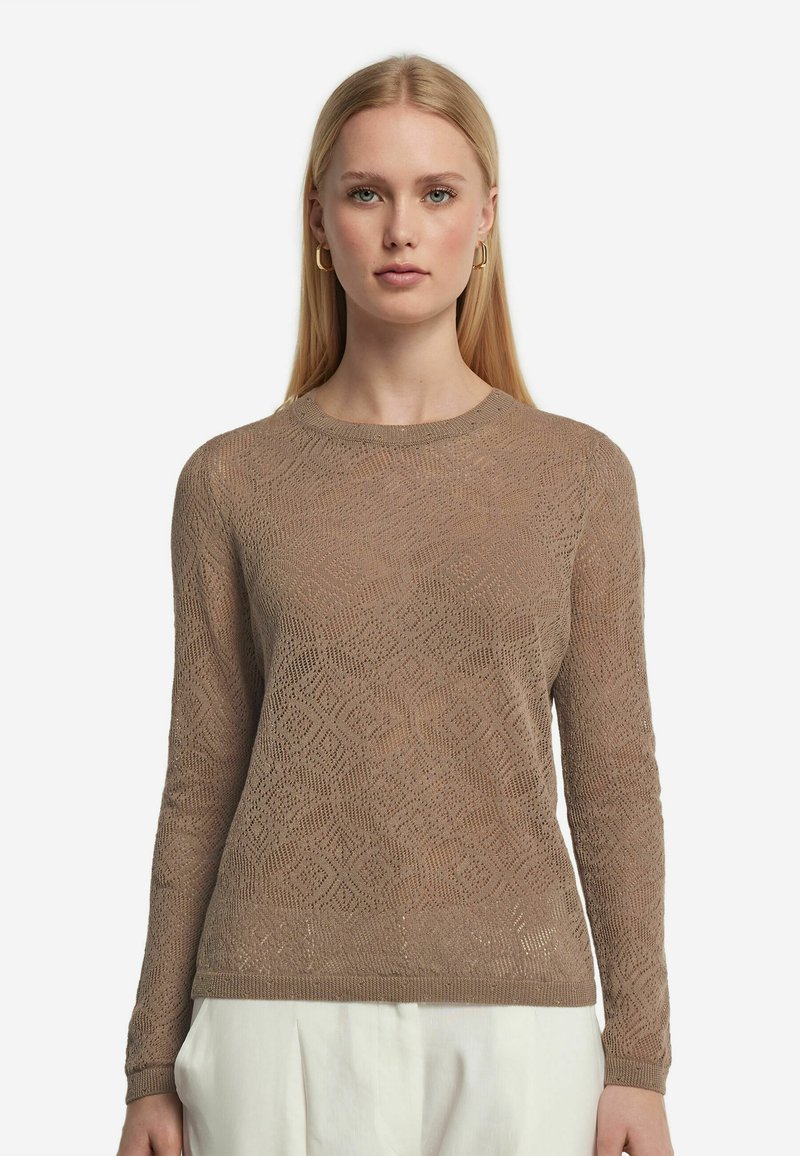 Maglione a maglia marrone chiaro con un motivo a diamante testurizzato, scollo rotondo e maniche lunghe. Materiale leggero e polsini a coste.