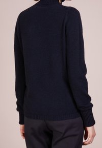 FTC Cashmere Sweter