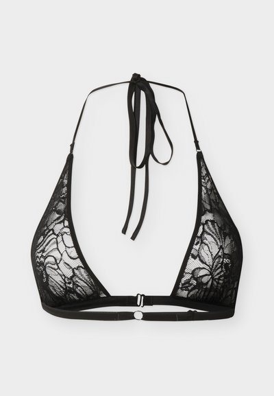 Μαύρο μπικίνι με δαντέλα, ντεκολτέ halter, λεπτές ρυθμιζόμενες τιράντες και σχέδιο λουλουδένιας δαντέλας στα τριγωνικά μπούστο, σε λευκό φόντο.