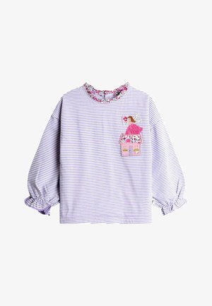 Lange mouwen lila en witte gestreepte peuterhemd met een bloemenruffle-kraag, elastische manchetten en een geborduurde fee op een patch van een roze huis.