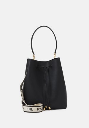 Sac seau en cuir noir avec poignée courte et bandoulière en tissu blanc imprimé de "LRL RALF LAUREN" en lettres noires.