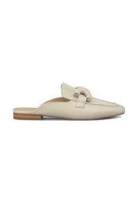 Scarpe slip-on in pelle beige con suola piatta, punta affusolata e un dettaglio decorativo a forma di loop sulla parte superiore. Design minimalista.