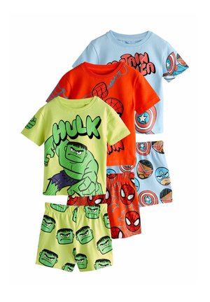 Drei Kinder-Pyjama-Sets mit Marvel-Superhelden: grüner Hulk mit passender Shorts, orangefarbenes Spider-Man-Set mit Spinnennetz-Shorts und hellblaues Set im Captain America-Design.