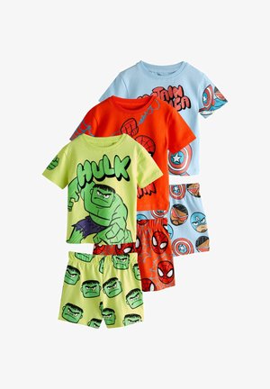Tre børnepyjamas sæt med Marvel superhelte: grøn Hulk med matchende shorts, orange Spider-Man med edderkoppespind shorts og lyseblåt Captain America-tema sæt.