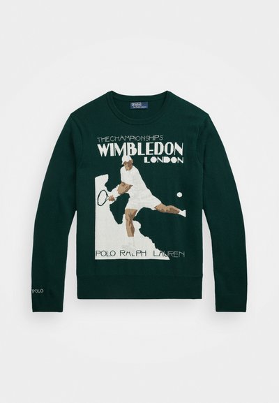 Tamsiai žalia megzta džemperis su siuvinėtu tenisininko grafiku ir užrašu "ČEMPIONATAS WIMBLEDON LONDONE."