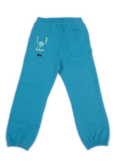 Pantaloni sportivi blu con vita elastica e polsini alla caviglia, una tasca sul retro e una piccola figura cartone animato giocosa verde e blu sul lato destro.