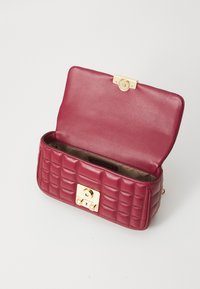 Burgunderfarbene, gesteppte Lederhandtasche mit goldener Verschluss; bietet ein glattes Innenfutter und hat eine strukturierte Form, ideal für kleine Dinge.