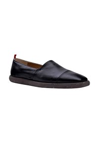 Scarpe neri in pelle scamosciata con finitura liscia, design a punta e suola grigio screziata. Presentano un piccolo accento rosso sul tallone.