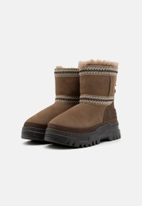 UGG CLASSIC MINI TRAILGAZER - Zimske čizme - hickory