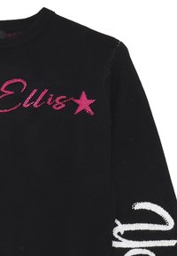 Maglione nero con lettering in strass rosa che legge "Ellis" e una stella. Dettagli decorativi bianchi sulle maniche. Tessuto testurizzato.
