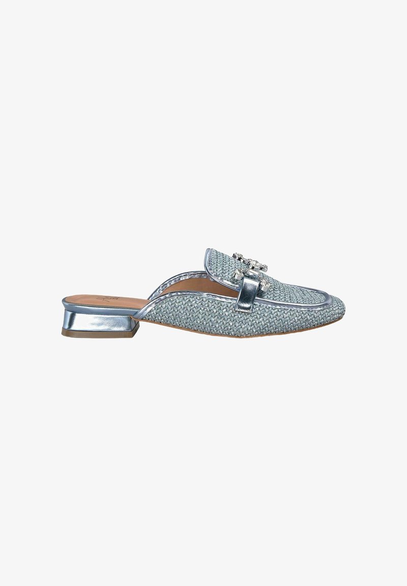 Scarpa slip-on tessuta di colore azzurro chiaro con tacco metallizzato argento, caratterizzata da accessori decorativi sulla tomaia e un design con punta arrotondata.