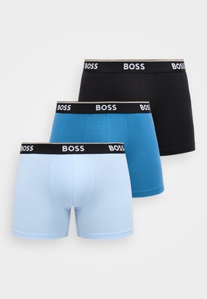Tri para moških boksaric v črni, temno modri in svetlo modri barvi, z črnimi pasovi označenimi z napisom "BOSS" v beli barvi.