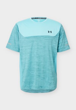 Helehall sinine lühikese varrukaga spordisärk tumedama kirju tekstuuriga, ümar kaelus, Under Armouri logo rinnal ja helkurtriibud varrukatel.