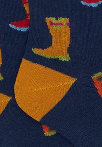 Calzini blu navy con motivi colorati di stivali gialli da pioggia e accenti in rosso, verde e arancione. Morbida texture con maglia a coste.