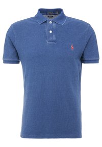 Blå slim-fit polotröja med två vita knappar och röd broderad logotyp på vänster bröst, korta ärmar och klassisk krage.