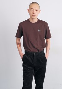 adidas Originals TREFOIL ESSENTIALS - Marškinėliai su spaudiniu - shadow brown